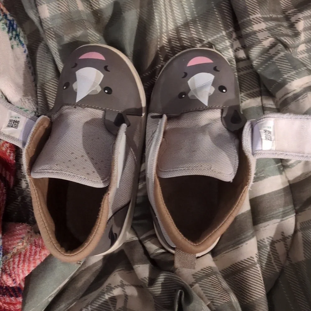 Squeaky Shoes - Picture 7 of 7